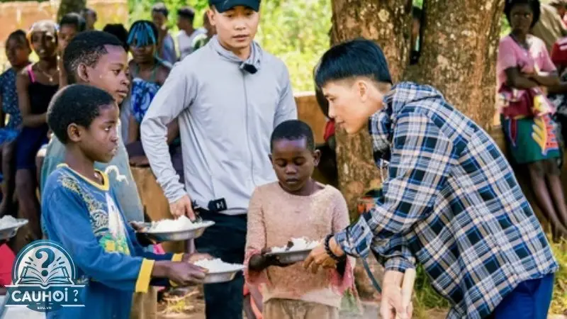 Hoạt động thiện nguyện của Quang Linh vlogs Hoạt động thiện nguyện của Quang Linh vlogs