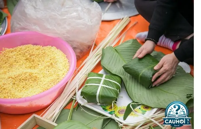 Lấy dây lạt buộc theo hình chữ thập Lấy dây lạt buộc theo hình chữ thập