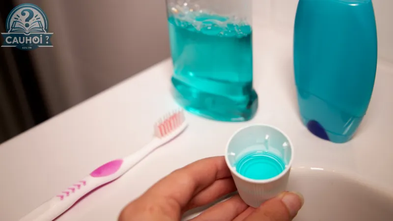 Sử dụng nước súc miệng chứa fluoride Sử dụng nước súc miệng chứa fluoride