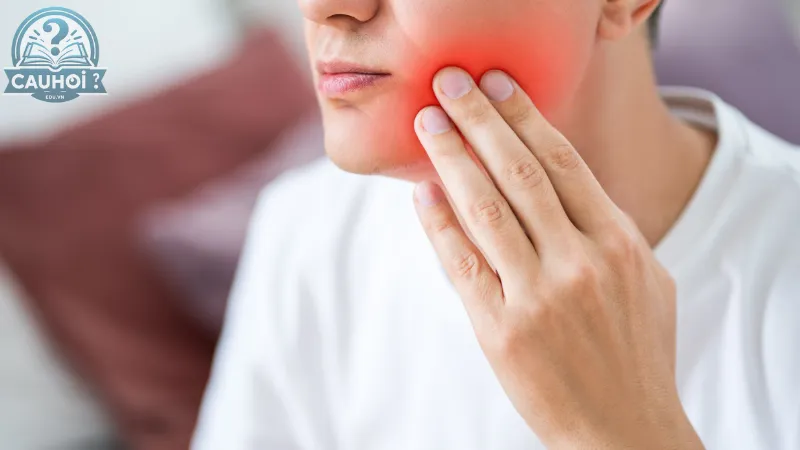 Ê buốt khi cắn hoặc nhai thức ăn Ê buốt khi cắn hoặc nhai thức ăn