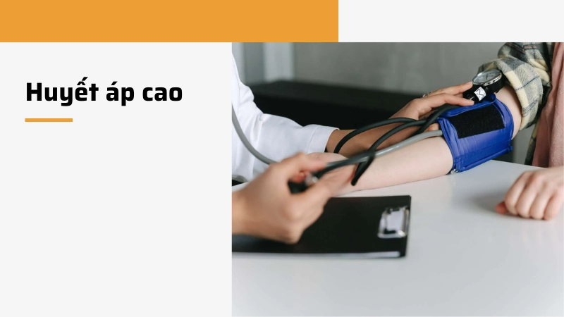 Người bệnh đo chỉ số để kiểm soát biến chứng tăng huyết áp